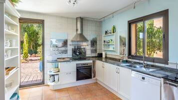 Fridge, oven, stovetop, dishwasher