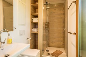 Dusche, Haartrockner, Handtücher