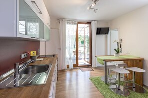 Kühlschrank, Mikrowelle, Herdplatte, Geschirrspüler