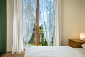 2 bedrooms, free WiFi, bed sheets - Holiday Home “Ferienhaus im Tobel” with Wi-Fi, Terrace & Garden (Deggenhausertal)