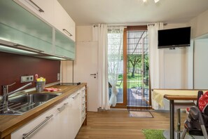 Fridge, microwave, stovetop, dishwasher - Holiday Home “Ferienhaus im Tobel” with Wi-Fi, Terrace & Garden (Deggenhausertal)