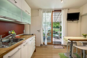 Fridge, microwave, stovetop, dishwasher - Holiday Home “ Ferienhaus Am Heidenbach” with Wi-Fi, Terrace & Garden (Deggenhausertal)