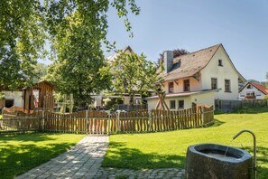 Property grounds - Holiday Home “ Ferienhaus Am Heidenbach” with Wi-Fi, Terrace & Garden (Deggenhausertal)