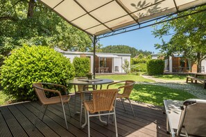 Outdoor dining - Holiday Home “ Ferienhaus Am Heidenbach” with Wi-Fi, Terrace & Garden (Deggenhausertal)