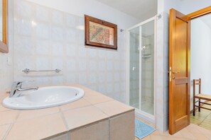 Shower, hair dryer, towels - Villetta Amelie a Baja Sardinia with A/C, Garden, Terraces & Shared Pool (Mucchi Bianchi SS)