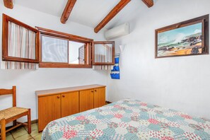 3 bedrooms, iron/ironing board, bed sheets - Villetta Amelie a Baja Sardinia with A/C, Garden, Terraces & Shared Pool (Mucchi Bianchi SS)