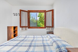 3 bedrooms, iron/ironing board, bed sheets