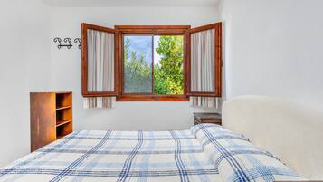 3 chambres, fer et planche Ă repasser, draps fournis