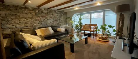 Televisio, takka, DVD-soitin, stereot