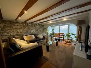 Fernseher, Kamin, DVD-Player, Stereoanlage