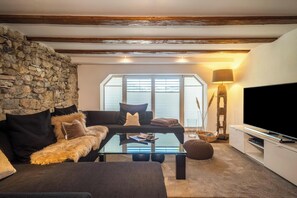 تلفزيون، مدفأة، مشغل دي في دي، ستيريو