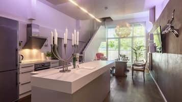 Kühlschrank, Mikrowelle, Ofen, Herdplatte