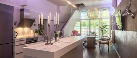 Jääkaappi, mikroaaltouuni, uuni, liesi