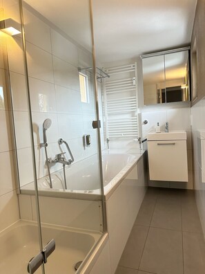 Banheira, produtos de toalete grátis, secador de cabelo 