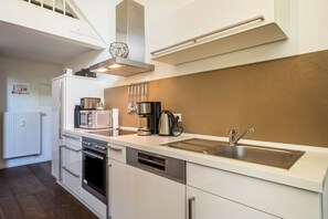 Jääkaappi, mikroaaltouuni, uuni, liesi