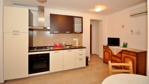 Fridge, oven, cookware/dishes/utensils - Apartments Mira, (16225), Omiš, hr (Omiš)