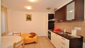 Fridge, oven, cookware/dishes/utensils - Apartments Mira, (16225), Omiš, hr (Omiš)