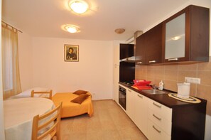 Fridge, oven, cookware/dishes/utensils - Apartments Mira, (16225), Omiš, hr (Omiš)