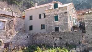 Exterior - Apartments Mira, (16226), Omiš, hr (Omiš)