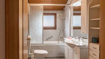 Badewanne, Haartrockner, Handtücher