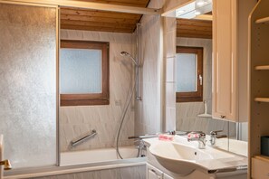Badewanne, Haartrockner, Handtücher