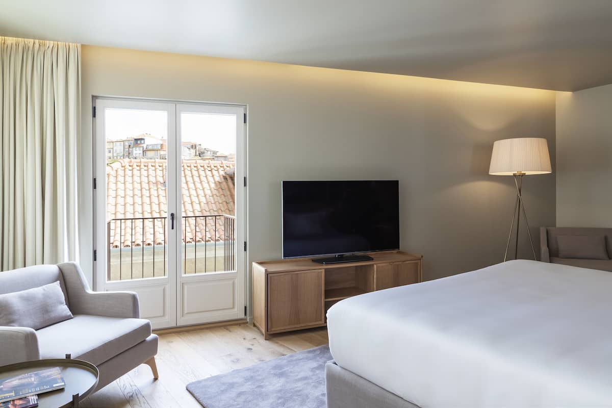 Minibar, in-room safe, laptop workspace, blackout curtains