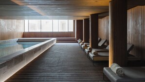 A spa with wooden floors, a large hot tub, and several lounge chairs. - Casa da Companhia Hotel & Spa, Vignette Collection by IHG (Porto)