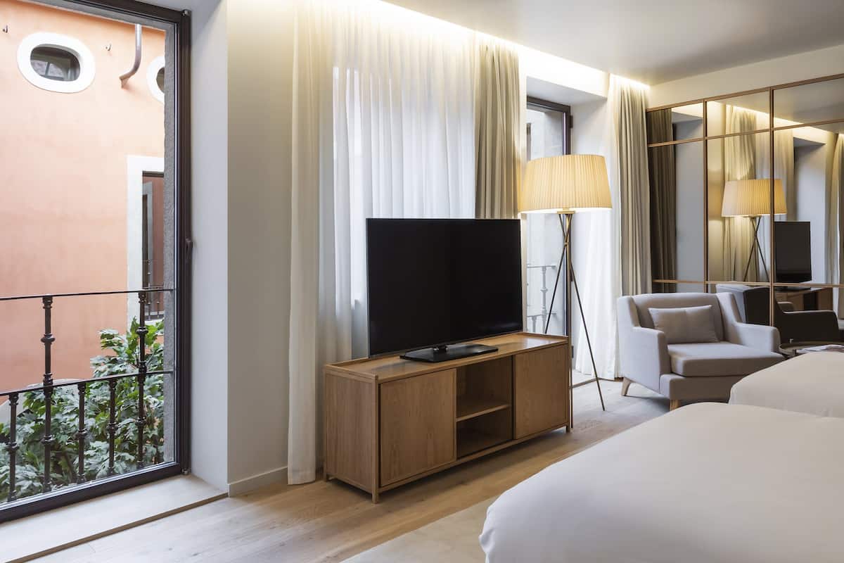 Premium Room, 2 Twin Beds, Accessible Bathtub | 1 bedroom, minibar, in-room safe, laptop workspace
