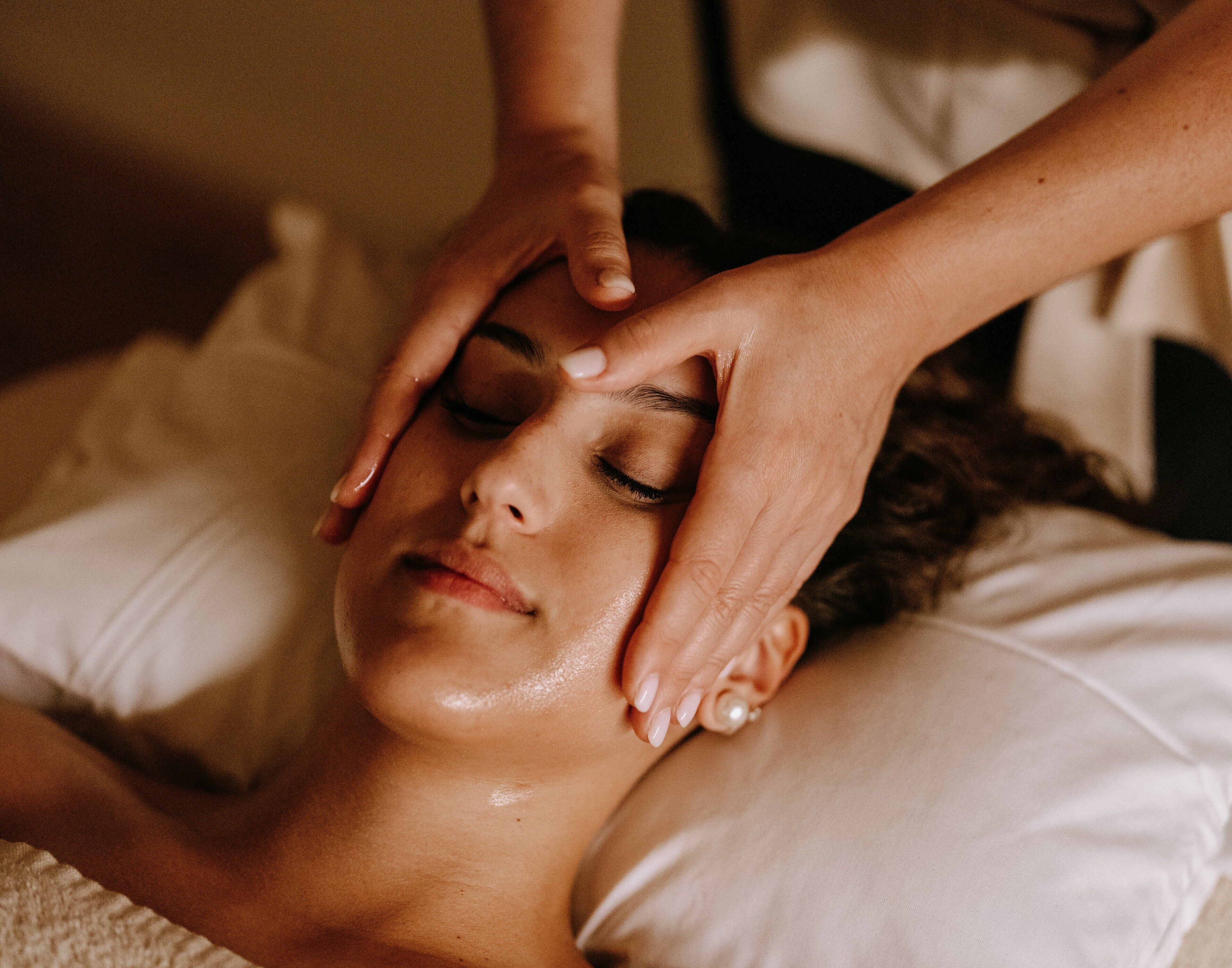 Una persona recibiendo un tratamiento facial.