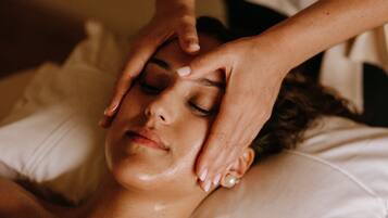 Una persona recibiendo un tratamiento facial.