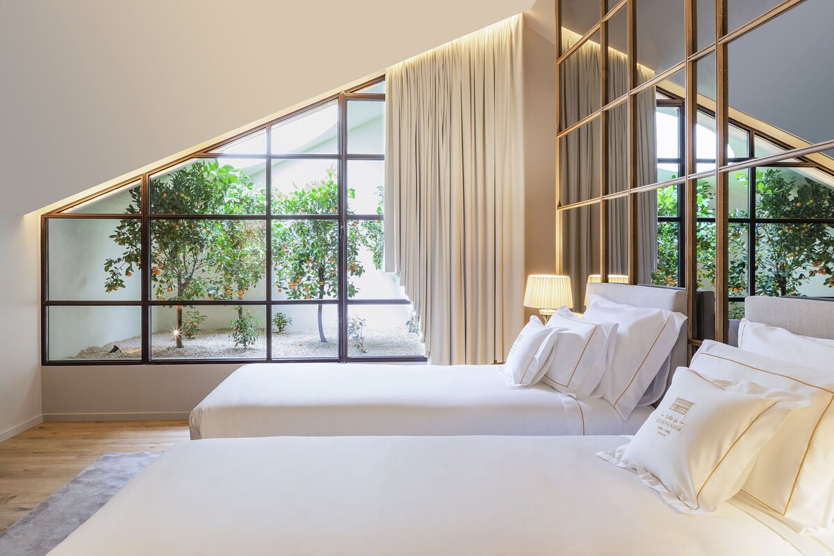 Suite, 2 Single Beds | Minibar, in-room safe, laptop workspace, blackout curtains