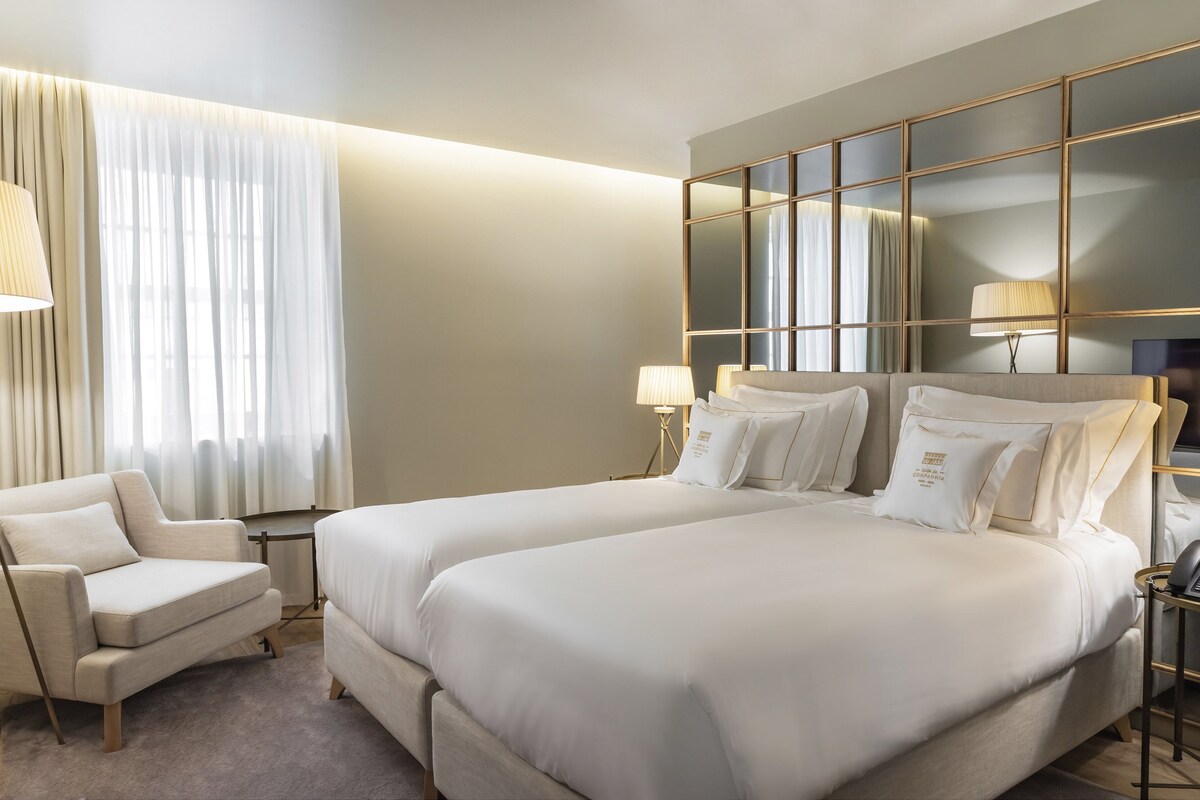Minibar, in-room safe, laptop workspace, blackout curtains