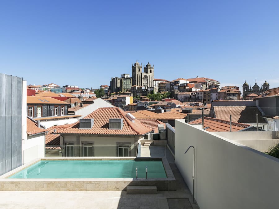 Innenpool, AuĂenpool, Sonnenschirme, LiegestĂŒhle