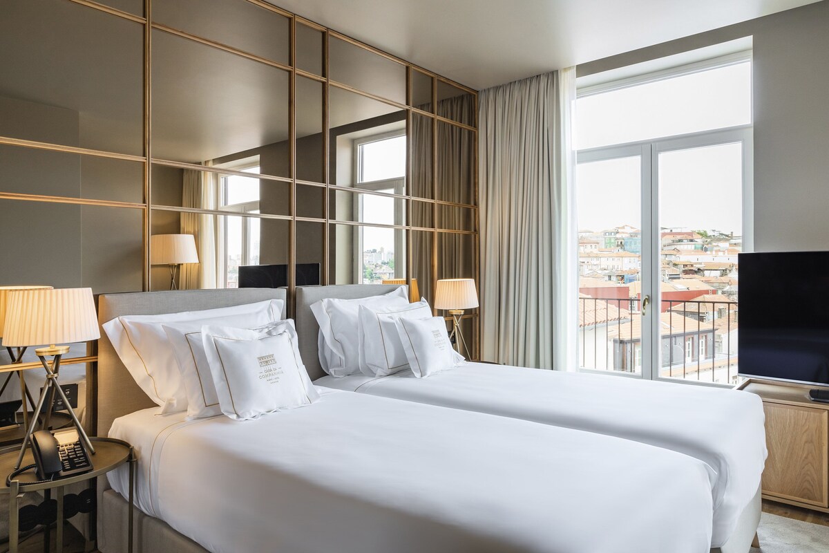 Premium Room, 2 Single Beds, Balcony (Se Cathedral View) | Minibar, in-room safe, laptop workspace, blackout curtains
