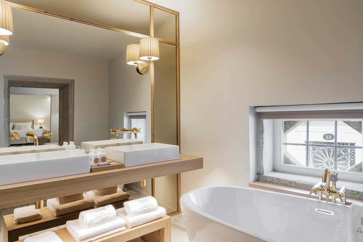 suite, 1 bedroom | bathroom | shower, rainfall showerhead, hair dryer, bathrobes