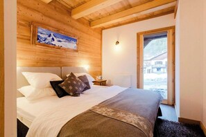 3 bedrooms, iron/ironing board, travel cot, free WiFi