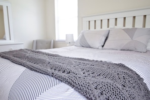 2 bedrooms, desk, iron/ironing board, WiFi