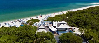 Location is everything! Clean and quaint condo in beautiful Park Shore Resort.