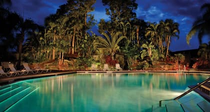 Location is everything! Clean and quaint condo in beautiful Park Shore Resort.