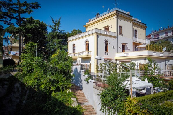 Front of property - Relais Villa Montedonzelli (Naples)