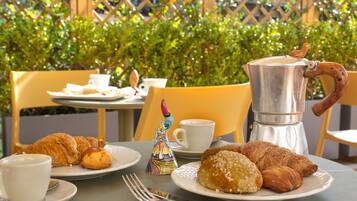 Tägliches kontinentales Frühstück (15 EUR pro Person)