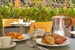 Daily continental breakfast (EUR 15 per person) - Relais Villa Montedonzelli (Naples)