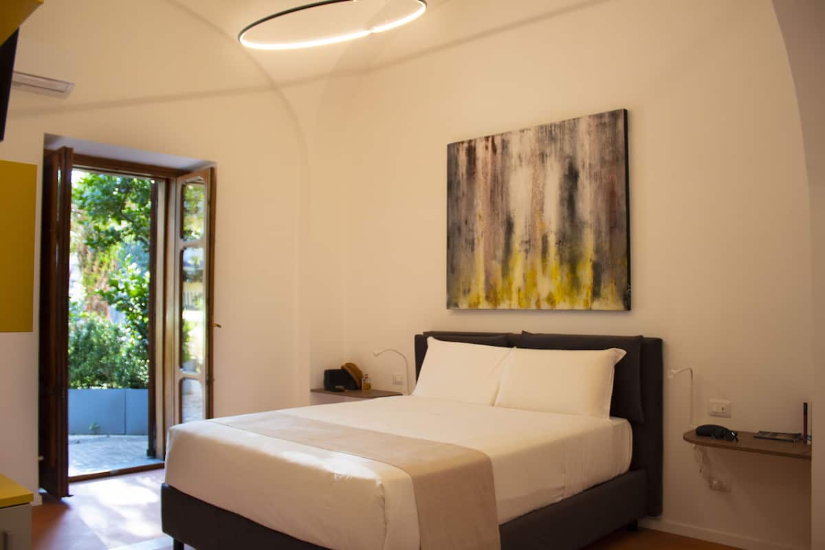 Deluxe Triple Room | Hypo-allergenic bedding, down comforters, memory foam beds, minibar