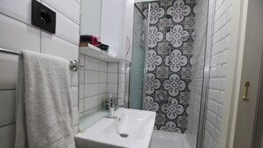 Shower, towels - Rota Apart (Istanbul)
