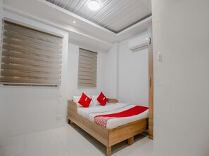 Deluxe Double Room | Free WiFi, bed sheets - OYO 605 The Quarters (Manila)