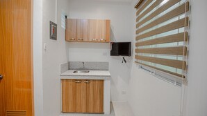 Deluxe Double Room | Bathroom | Shower, rainfall showerhead, free toiletries, bidet - OYO 605 The Quarters (Manila)