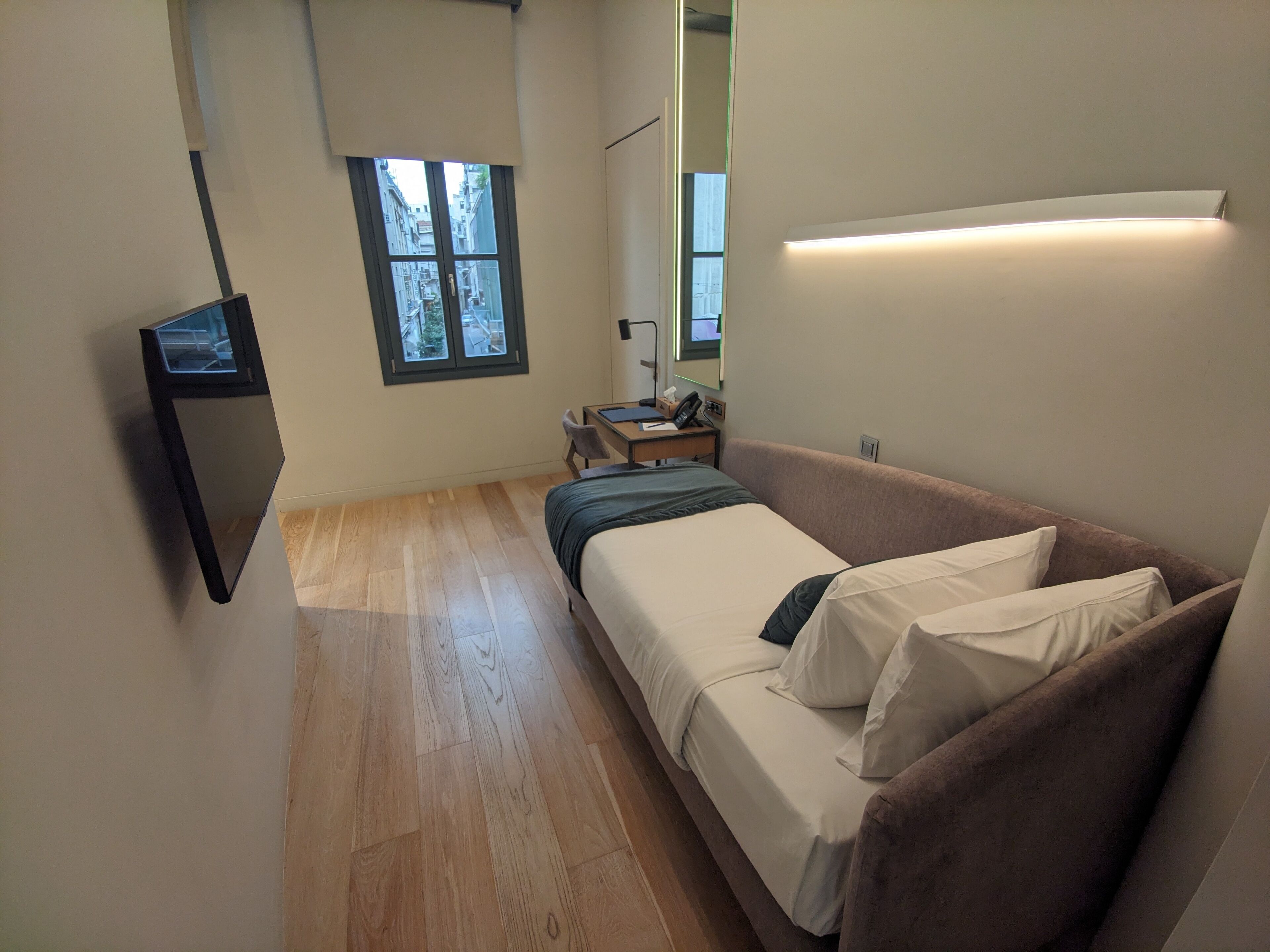 solo single room | 1 bedroom, hypo-allergenic bedding, minibar, in-room safe