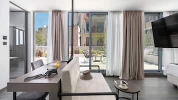 Hellenic Vibes Suite | 1 sovrum, allergitestade sÀngklÀder och minibar
