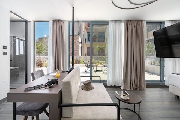 Hellenic Vibes Suite | 1 soveværelse, allergivenligt sengetøj, minibar, pengeskab på værelset