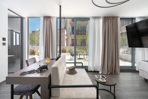 Hellenic Vibes Suite | Hypo-allergenic bedding, minibar, in-room safe, desk - Hellenic Vibes Smart Hotel (Athens)